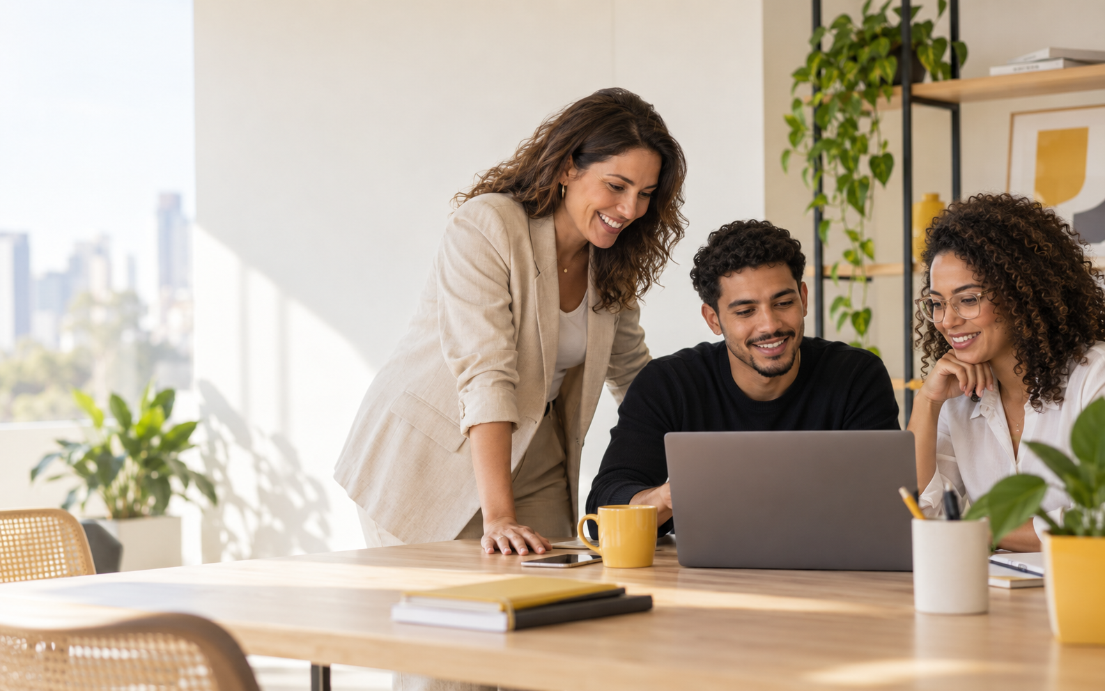 Equipe comercial utilizando inteligência de prospecção
